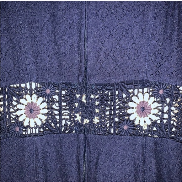 Free People Blue Dress, Size 12, with appliqué in the center - Picture 5 of 6